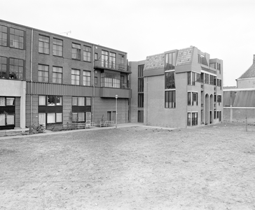 884798 Gezicht op de aan het binnenterrein gelegen gevels van de tot appartementencomplex verbouwde voormalige ...